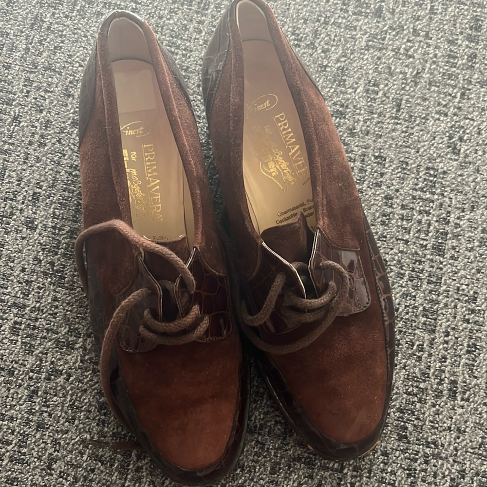 Ladies shoes .